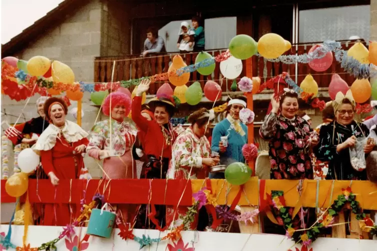 Die Frauen der KFD beim Fasnachtsumzug 1981. 