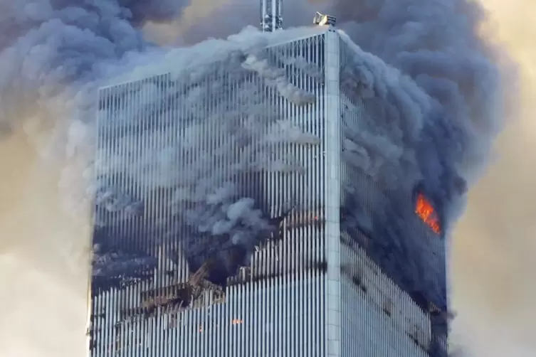 Feuer und Rauchscwaden sind am Nordturm des World Trade Centers zu sehen, nachdem zwei Terroristen zwei entführte Flugzeuge in d