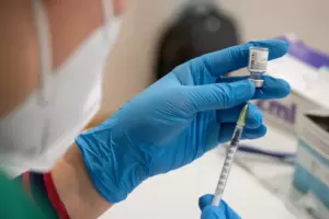 Geimpfte und Genesene müssen künftig weniger Beschränkungen in Kauf nehmen als „Nichtimmunisierte“. 