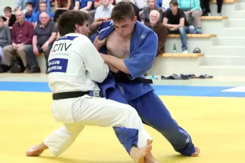 Endlich wieder dabei: Michael Adam (JSV Speyer, rechts). 