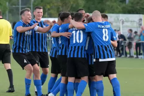 Bislang das einzige Oberliga-Tor für den FC Speyer: 1:0 gegen Pfeddersheim; links Kapitän Julian Vetter, in der Mitte Torschütze