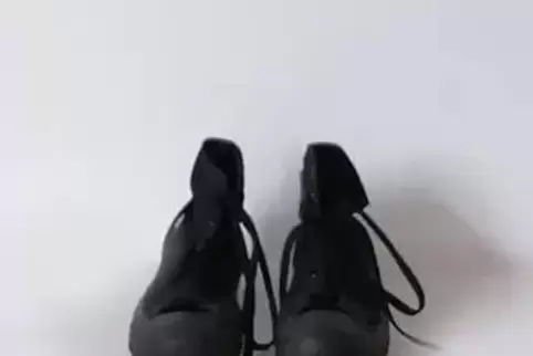 Teil der Ausstellung: Schuhe eines Gewaltopfers.