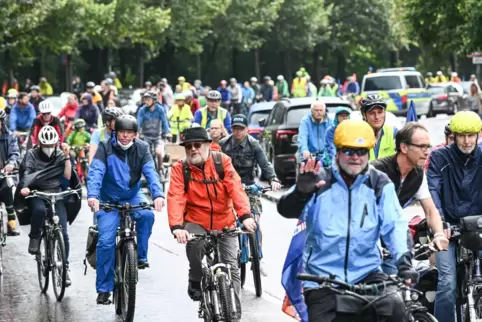 Nach Angaben der Veranstalter beteiligten sich 20.000 Menschen an der Radsternfahrt nach München. 