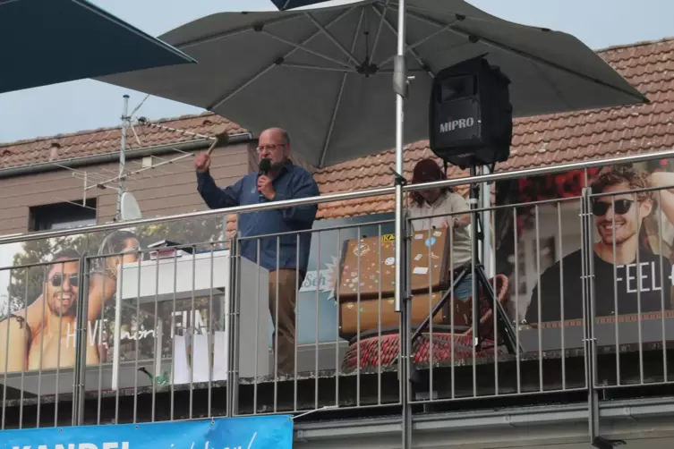 Zum Ersten, zum Zweiten und zum ... Auktionator Klaus Zahnei&szlig;en in Aktion.