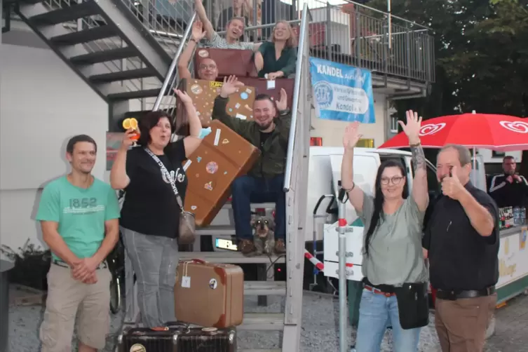 Die erfolgreichen Steigerer waren gespannt zu erfahren, was in den Koffern ist.