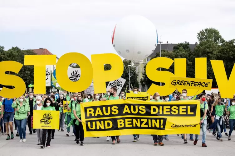 Die erste IAA in München wurde von diversen Protestkundgebungen begleitet, unter anderem von der Umweltschutzorganisation Greenp