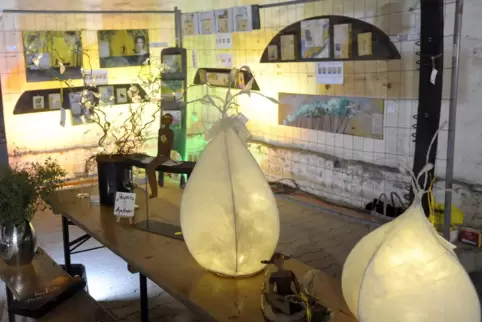 Stimmungsvoll in Szene gesetzt: Kunstwerke in der Ausstellung „Kunst in der Scheune“. 