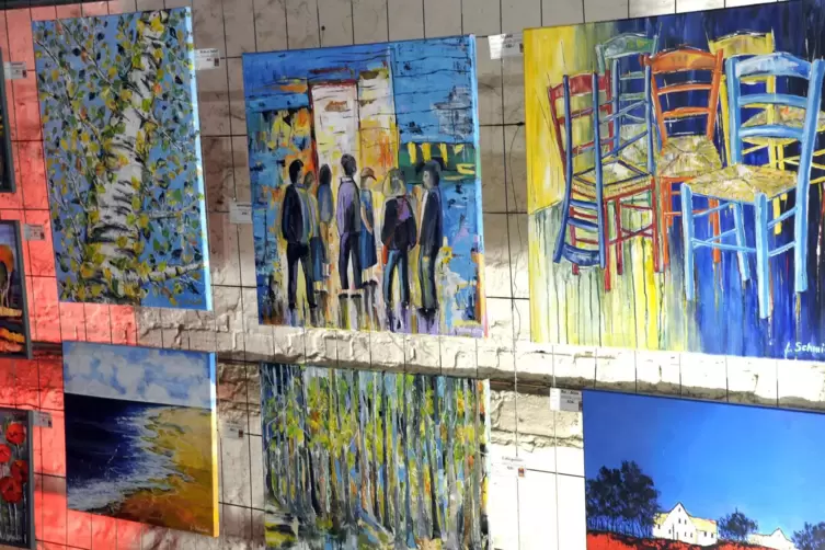 Farbenfrohe Malerei : Die Ausstellung bietet ein breites Spektrum an Kunst.
