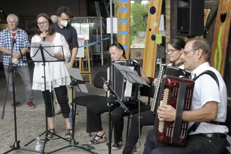 Zur Vernissage spielte der Handharmonika-Club Mutterstadt. 