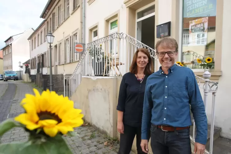 Andreas Hartenfels und seine Mitarbeiterin Anja Frey vor dem neuen Grünen-Büro in der Kuseler Bangertstraße.