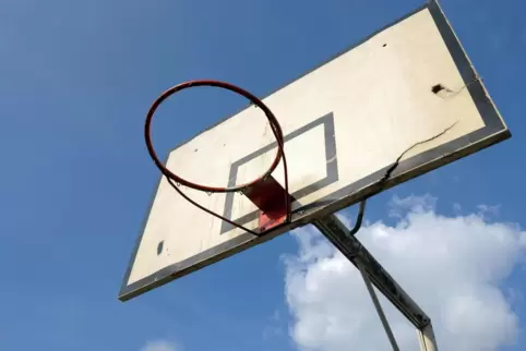 Am Schindharder Dorfgemeinschaftshaus soll ein Basketballkorb installiert werden. 