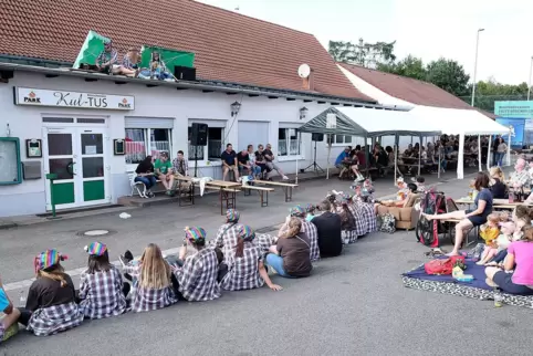 Vom Dach der Kultus-Halle Rimschweiler lesen (von links) Erik Frevel, Paula Kämmer und Anna Hofmann die Kerwerede den knapp 300 