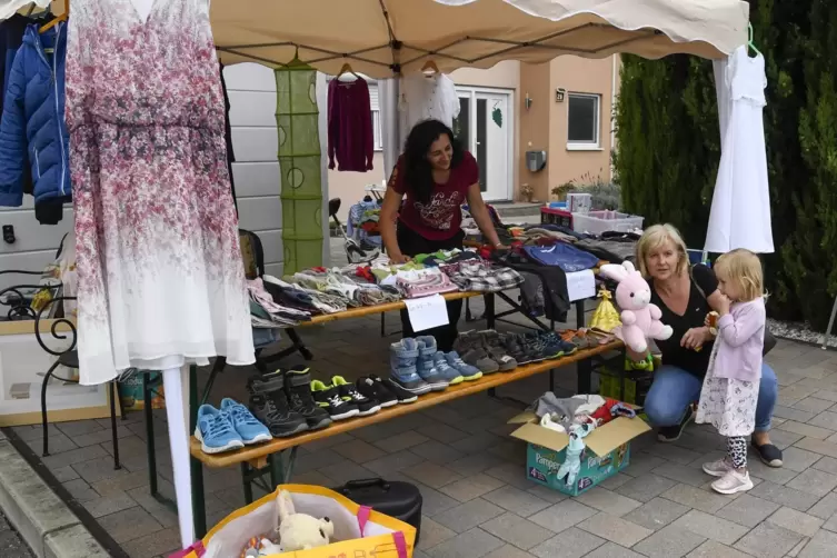 Marioka und Lina Stein stöbern bei Andrea Leibli in Beindersheim.