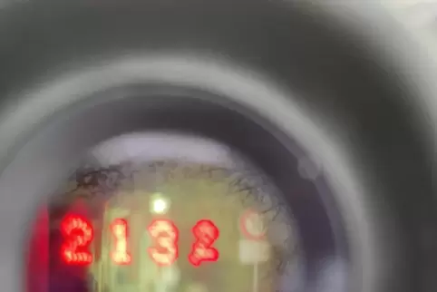 Blitz! Zu schnell. 22 von 94 waren es bei der Kontrolle auf der Bienwald-B-9 am Samstag. 