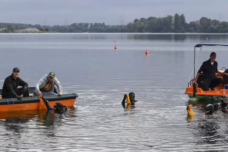 Müll sammeln unter Wasser: Taucher im Silbersee machen’s möglich.
