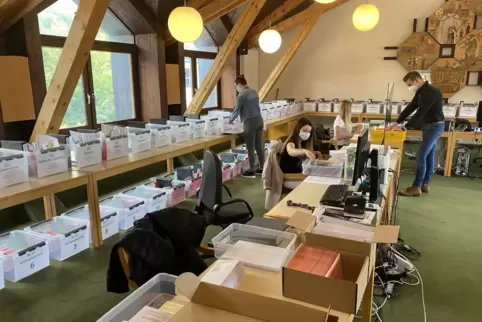 Kistenweise: Vorbereitungen für die Bundestagswahlen in der Verbandsgemeinde Kusel-Altenglan.
