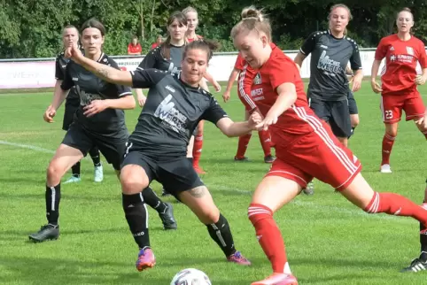 Alena Wolf (rechts) traf gleich zweimal für den 1. FFC Niederkirchen gegen Göcklingen.