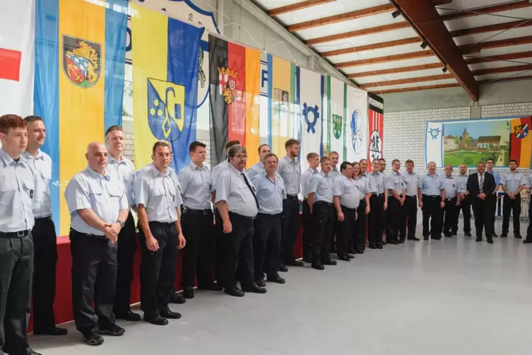Für langjährigen Dienst geehrt beziehungsweise als Aktive neuverpflichtet: Feuerwehrleute der Verbandsgemeinde Rheinauen.