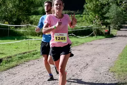 An der Pferdekoppel vorbei: Halbmarathon-Siegerin Verena Becker vom TV Lemberg läuft bei strahlendem Sonnenschein locker am Homb