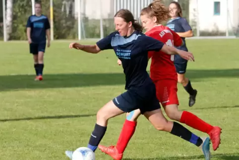  Laufduell im spannenden Kerwespiel: Eve Estelle Roth vom TuS Münchweiler/Alsenz (im blauen Trikot) gegen Luisa Zimmermann (ASV 