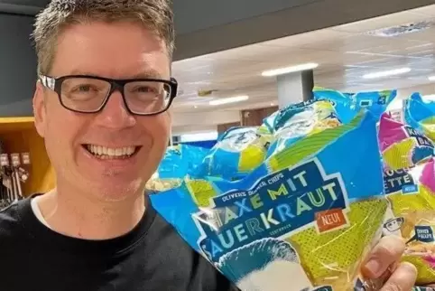 Geschmacklich vermutlich gewöhnungsbedürftig: Oliver Numrich mit einer Tüte seiner Haxe-Sauerkraut-Chips. 