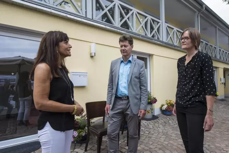 Eröffnung des Otterberger Hofs als betreutes Wohnen: Investorin und Architektin Sabine de Fries (links) im Gespräch mit Bürgerme