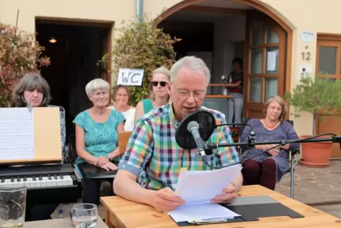 Alexander Maier von den Burgspielen Alteiningen liest aus dem ersten Kriminalroman von Edda McColgan (rechts) im Weingut Kohl-Sp