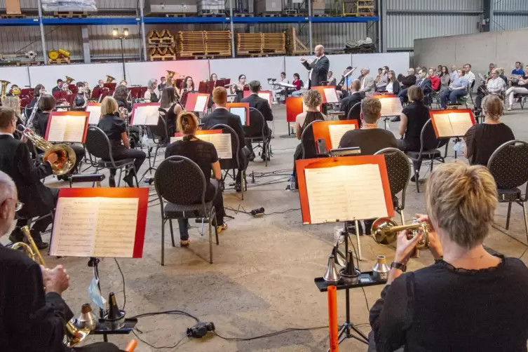 Dirigent Jürgen Lorenz führte das Symphonische Blasorchester des Landkreises Kaiserslautern mit Musikern von der Oberen Nahe zus
