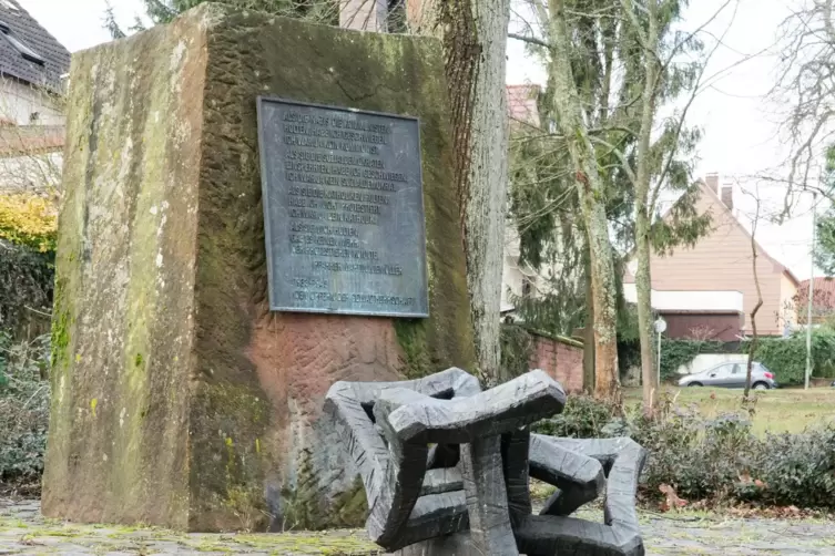 Ein Denkmal erinnert in dem Park auch an den Pfarrer Martin Niemöller, der von den Nazis verfolgt wurde. 