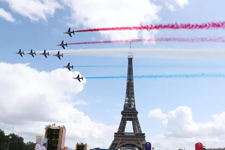 Die Kunstflugstaffel der französischen Luftwaffe fliegt am Eiffelturm vorbei . 