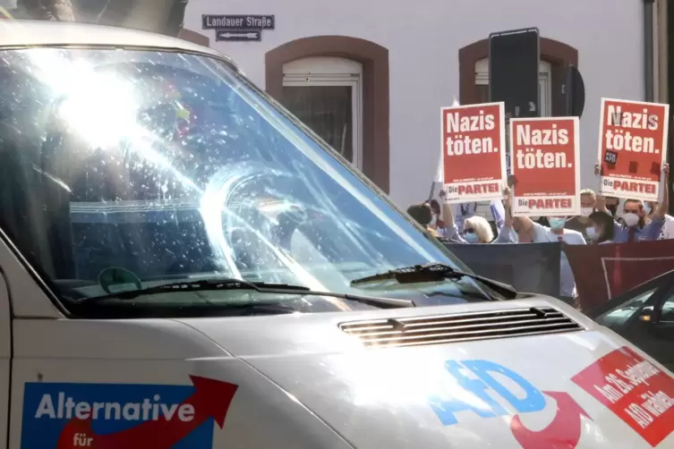 Gegendemonstranten vor dem Hohenstaufensaal.