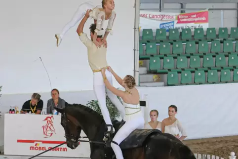 Die Gruppe VRG Südwestpfalz mit (von rechts) Selina Schmidt und Celine Radtke, auf dem Pferd Möbel Martins In Store Girl (Longe: