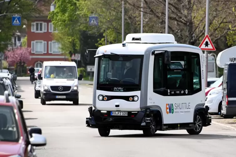 Ein autonom fahrender Minibus ist in einem Karlsruher Stadtteil im Einsatz.