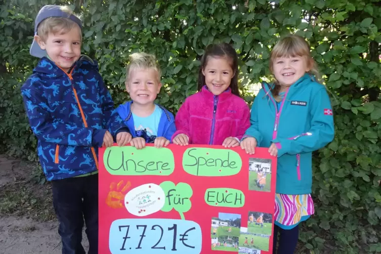 Die Kinder freuen sich, so viel Geld an eine Kita in Bad Neunahr-Ahrweiler übergeben zu können.