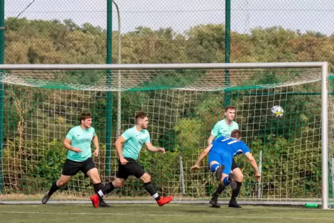 Alexander Klohr trifft per Flugkopfball zum 3:0. Vier weitere Wachenheimer Tore gegen Ellerstadt folgten. 