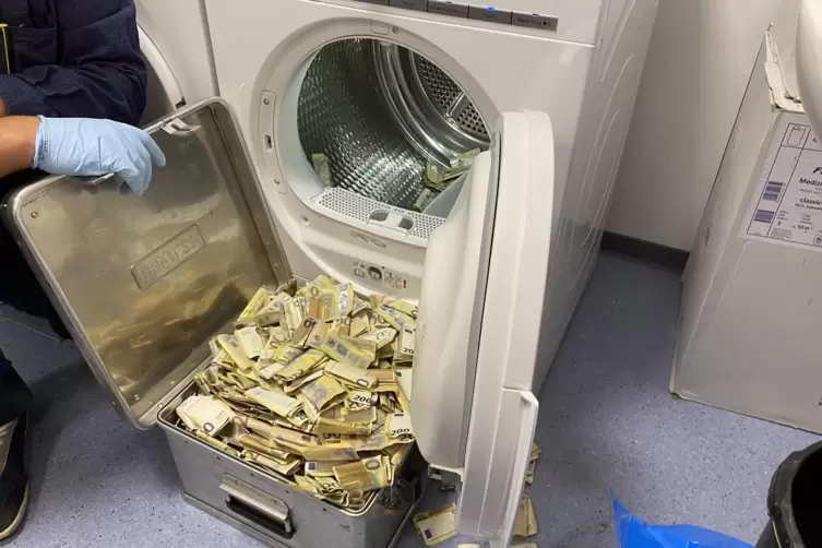 Eine Kiste von Geld: Diese rund 200.000 Euro kommen frisch aus dem Trockner.