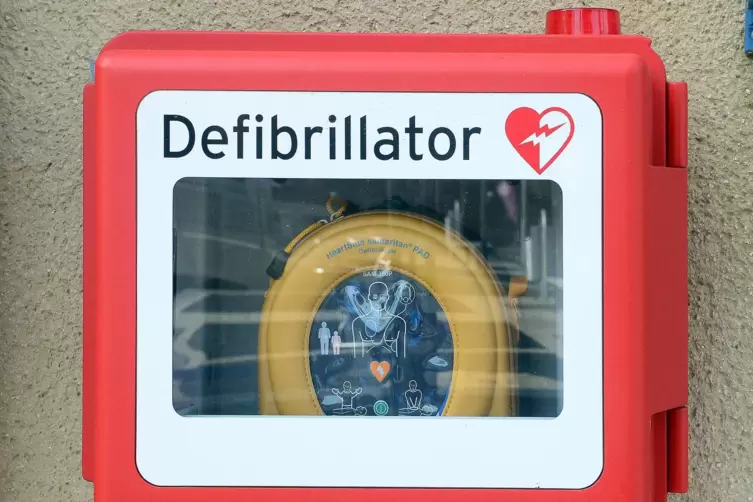 Die Ersthelfer nutzten einen Defibrillator, um den Mann wiederzubeleben.