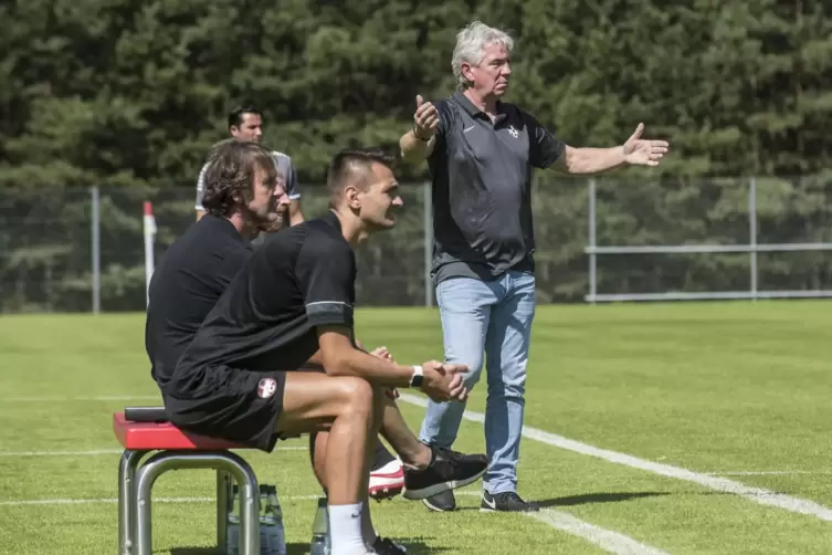  Sein Team zeigte sich dem TSV Emmelshausen spielerisch überlegen: FCK-U21-Trainer Peter Tretter (rechts). 
