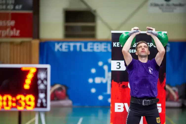 Ganzkörpertraining mit Willenskraft ist Kettlebell-Sport, im Bild Alexander Maslobojev vom TV Ruchheim. 