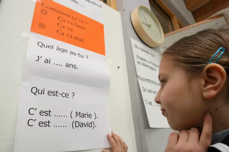 Gar nicht so einfach: Eine Schülerin der vierten Klasse vor einer Liste mit französischen Vokabeln. 
