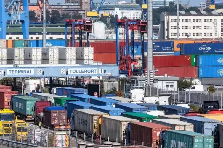 Lkw liefern Container zum Beladen auf ein Containerschiff am Tollerort-Terminal im Hamburger Hafen. Im August stiegen die Großha