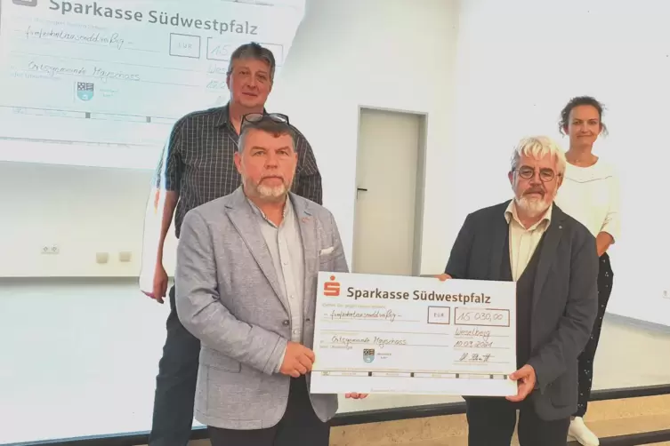 Als Zeichen der Hoffnung werteten Weselbergs Ortsbürgermeister Michael Schmitt und Mayschoß’ Ortsbürgermeister Hubertus Kunz (vo