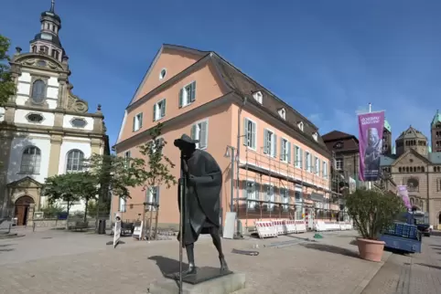 Neue Farbe: das Hohenfeldsche Haus am Montag. Neue Farbe: das Hohenfeldsche Haus am Montag.