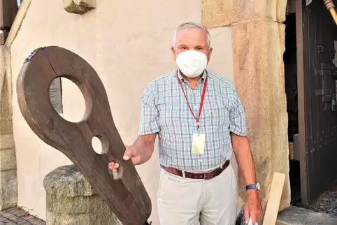 Stadtführer Helmut Elmer vor der „Betzekammer“ mit einer Halsgeige. Die wurde Übeltätern angelegt, um sie auf dem Prangerstein s