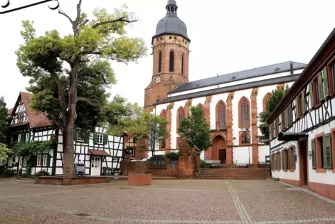 Das „Haus am Plätzel“ (rechts im Bild) liegt im Herzen von Kandel. Auf dem Plätzel selbst finden regelmäßig Märkte und Feste sta