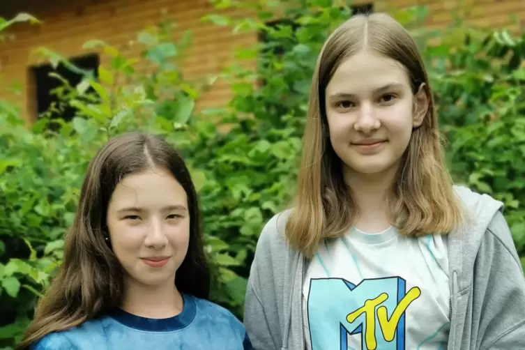 Zwei Schülerinnen des Heinrich-Heine-Gymnasiums Kaiserslautern haben ein Gerät entwickelt, das vor Hindernissen warnt. Dafür erh