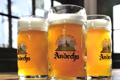 Bier aus der Andechser Klosterbrauerei fließt auf dem Rathausplatz und dem Jahnplatz