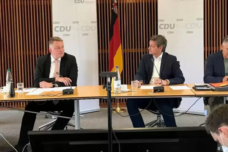 CDU-Fraktionschef Christian Baldauf (rechts) stellt zusammen mit seinem Stellvertreter Gordon Schnieder vor, was der Untersuchun