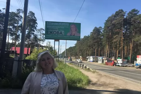 Jekaterina Jeschowa vor einem ihrer Wahlplakate in Tomsk. Die 40-Jährige führt einen fröhlichen Wahlkampf, ist aber in Sorge weg