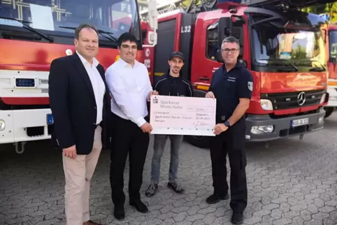 Unser Bild zeigt den Leiter der Bito-Löschgruppe, Daniel Thiele (Zweiter von links) bei der Übergabe des symbolischen Schecks an